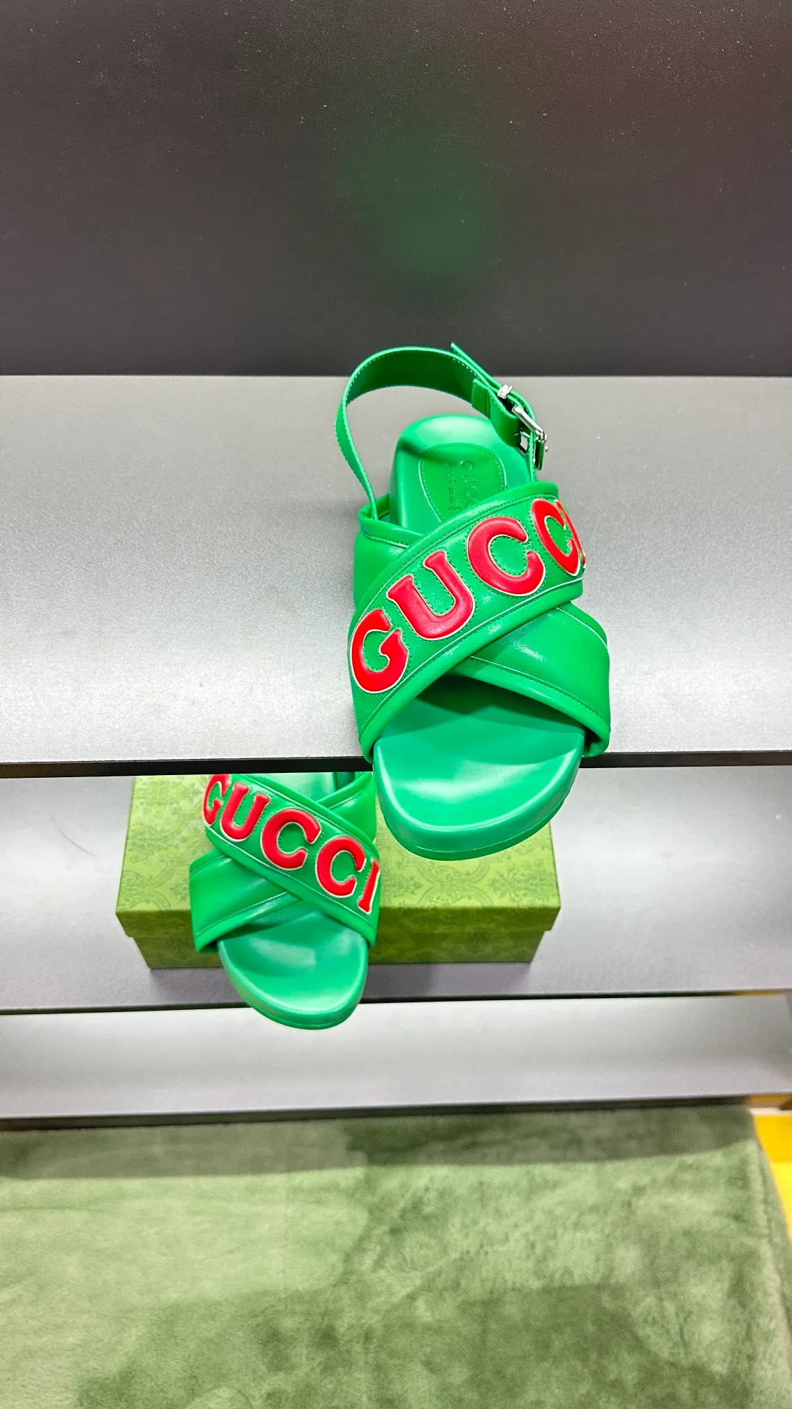 [G Family Couple Style] P: 320💰Female size 36~40 Men's size 39~45, (46. Custom-made GG slippers for men and women. This slipper is made of GG polyester fiber and is decorated with a Gucci label on the front, which adds a striking logo feel to the style. Beige GG recycled polyester fiber, same size for men and women, leather trim